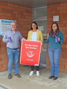 Diakonie-Vorstand Vanessa Kamphemann (M.) sowie Jürgen Eiting und Stefanie Michalsky vom Team der Schuldnerberatung in Paderborn bitten um Spenden für die Sommersammlung der Diakonie. Foto: Diakonie Paderborn-Höxter e.V.