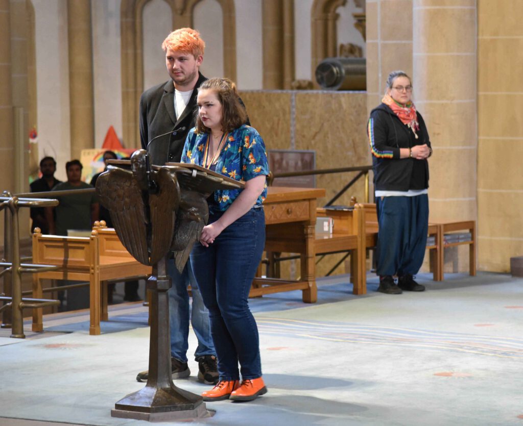 Die Queere Jugendgruppe Ohana gestaltete den Ökumenischen Gottesdienst. Foto: Erzbistum Paderborn.