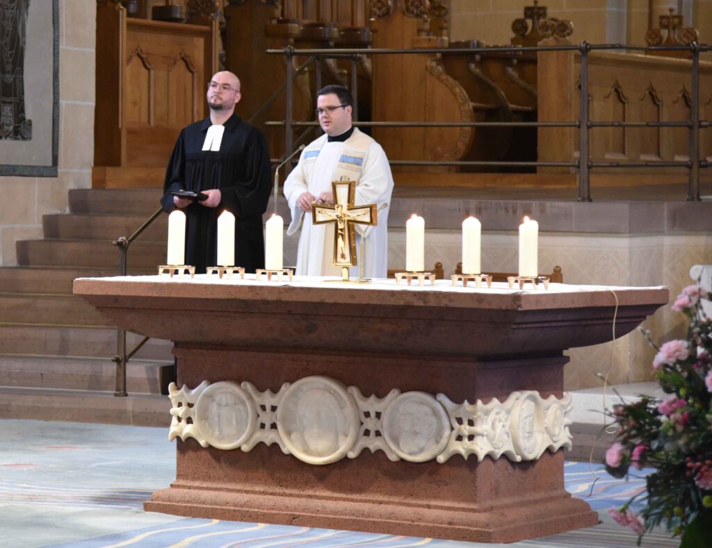 Vikar Andreas Mockenhaupt (r.) und Pfarrer Jan-Philipp Zymelka feierten im Paderborner Dom mit den Jugendlichen Gottesdienst. Foto: Erzbistum Paderborn.