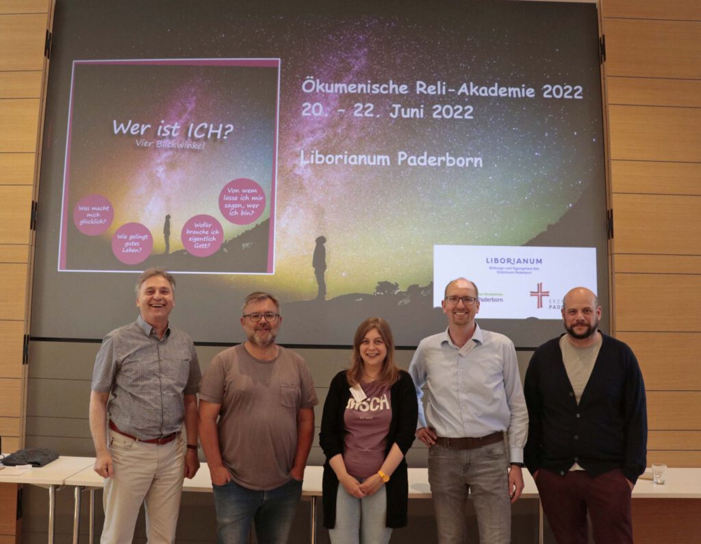 Das Leitungsteam der Reli-Akademie (v. l.) Dr. Werner Sosna, Burkhardt Nolte, Heimke Himstedt-Keliny, Dr. Stefan Klug und Prof. Dr. Aaron Langenfeld. Foto: Theresa Oesselke/Erzbistum Paderborn