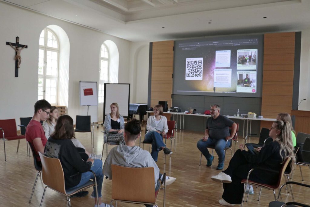 In verschiedenen Workshops - hier mit Schulreferent Burkhardt Nolte -konnten sich die Teilnehmenden ausführlicher austauschen. Foto: Theresa Oesselke/Erzbistum Paderborn