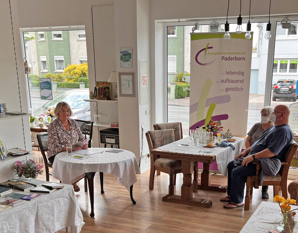 In der ersten Jahreshälfte hat die Paderborner Autorin Christiane Höhmann im Café Tralala gelesen. Im November setzt die evangelische Erwachsenenbildung ihre Lesereihe fort. Foto: Ev. Erwachsenenbildung