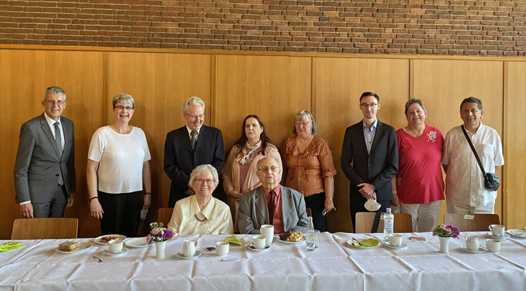 Feier in der Johannes-Kirche: Das Ehepaar Gisela und Walter Brocke (vorne) mit (hinten v. l.) Superintendent Volker Neuhoff, Pfarrerin Daniela Walter, Dr. Horst Leber, Stefanie Bonorden, Michaela Götz-Brinkmann, Otto Just vom Bezirkspresbyterium des Johannes-Pfarrbezirks Paderborn sowie Tochter Christine Bernal und Schwiegersohn Wilson des Jubiläumspaares. Foto: Johannes-Pfarrbezirk