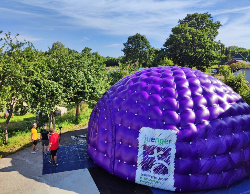 Seinen ersten Einsatz hat der neue aufblasbare „Dome“ des Jugendreferates im Evangelischen Kirchenkreis Paderborn im August am Godelheimer See. Foto: Jugendreferat