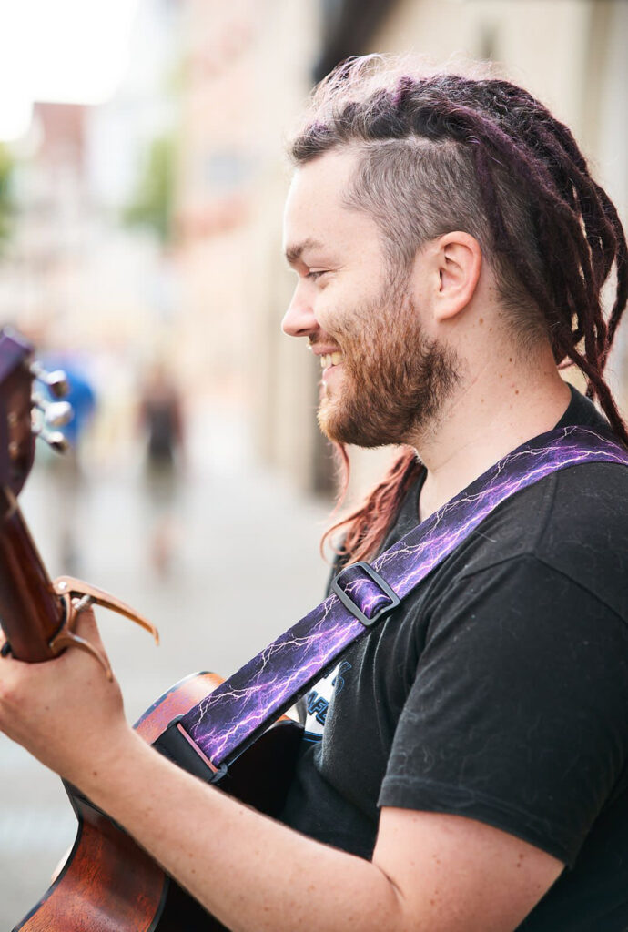 Singer-Songwriter Dominik Biermann spielt eigene Songs und Cover-Versionen. Foto: Privat