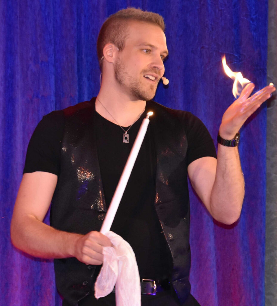 Der Magier und Mentalist David Wedegärtner bringt spektakuläre Feuer- und Raucheffekte sowie ruhige Mentalmagie. Foto: Privat