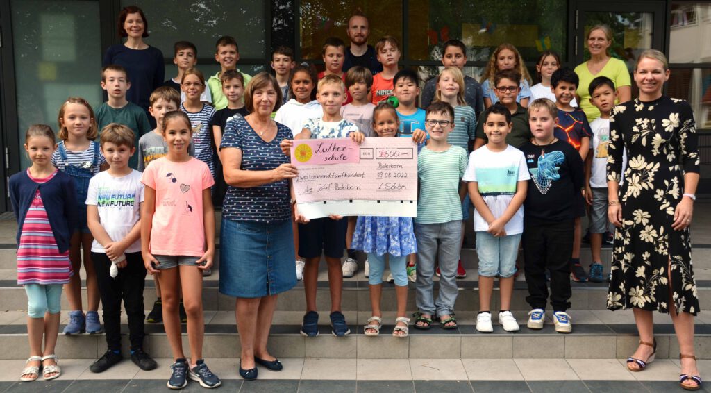 Die Schülerinnen und Schüler der Klasse 4c mit Schulleiterin Lena Schön (r.), den Lehrerinnen Viola Zinke (r.) und Anne Starke, dem Lehrer Tobias Schäfers (m.) und Doris Moosburger (Mitte vorne) Foto: Eckhard Düker