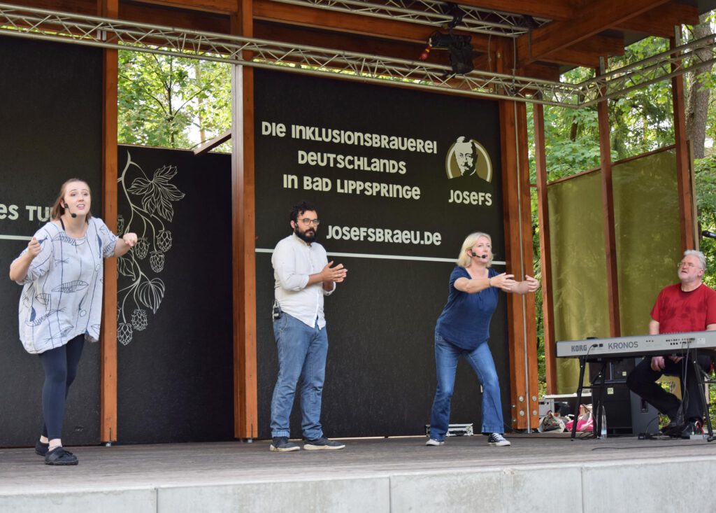 Voller Körpereinsatz beim Impro-Theater „Knall auf Fall“: Beim Auftritt von Simone Rau, Leonardo Steenbock und Steffi Nolte sowie Hans-Hermann Rösch am Klavier (von links) blieb kein Auge trocken. Foto: EKP/Jan Globacev