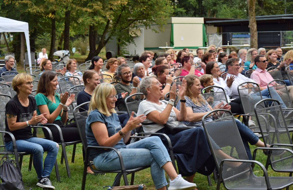 Begeisterung: Beim Auftritt des Impro-Theaters blieb im gut gelaunten Publikum kein Auge trocken. Foto: EKP/Jan Globacev