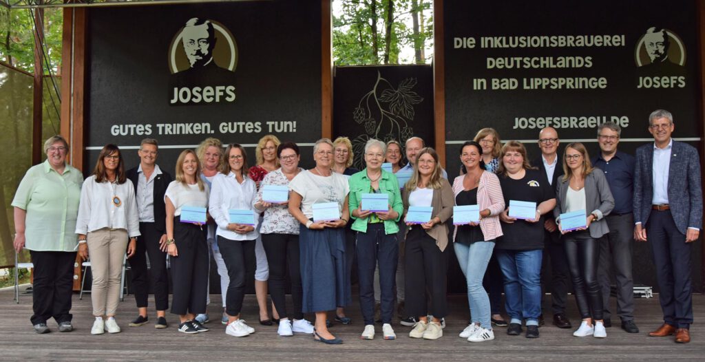 Halten endlich das BETA-Siegel in Händen. Große Freude bei den 15 Leiterinnen und Leitern der KiTas im Kirchenkreis. Mit ihnen freuen sich (von ganz links) Pfarrerin Elke Hansmann, Ulrike Freitag-Friedrich und Rena Sokolski sowie (von ganz rechts nach links) Superintendent Volker Neuhoff, Gemeindepfarrer Thomas Walter und Pfarrer Thomas Grebe von der Diakonie. Foto: EKP/Jan Globacev