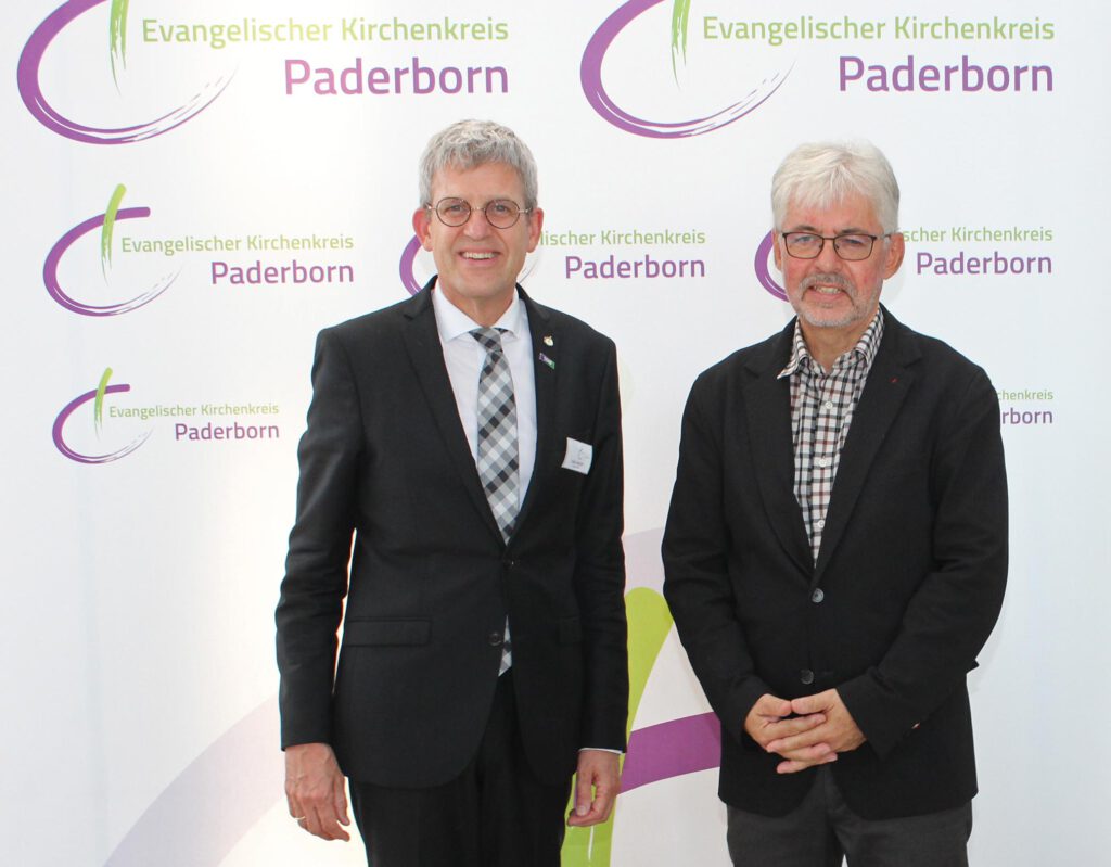 Stimmten die Synodalen auf eine Strukturveränderung von Kirche ein: Superintendent Volker Neuhoff (l.) in seinem Bericht und Prof. Dr. Traugott Jähnichen (r.) in seinem Vortrag über die „Volkskirche“. Foto: EKP/Oliver Claes