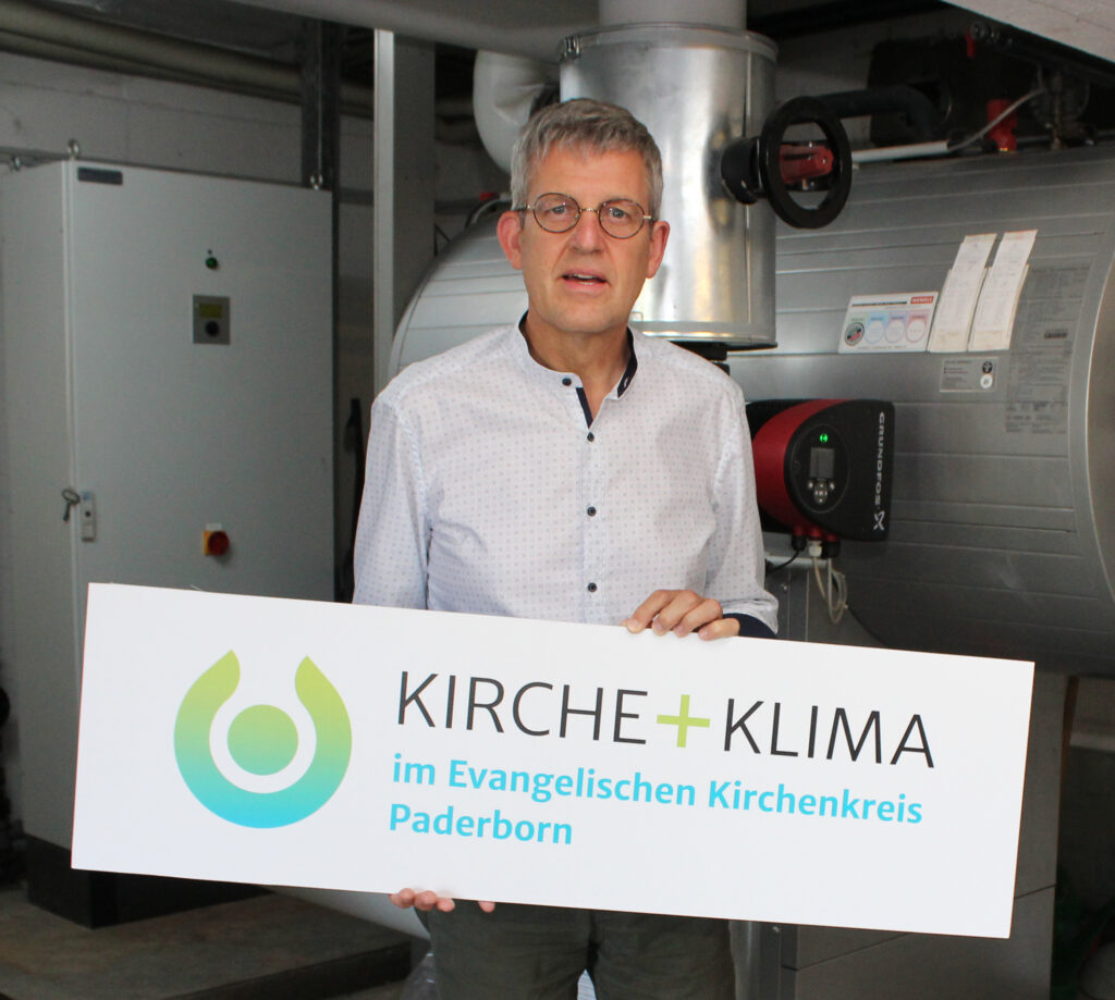 Energiekosten und Klimaschutz sind auch für den Kirchenkreis Paderborn zentrale Zukunftsthemen. Superintendent Volker Neuhoff, hier vor der Heizung im Haus der Evangelischen Kirche, lädt Interessierte ein, sich in Arbeitsgruppen einzubringen, um das Ziel der Klimaneutralität zu erreichen. Foto: EKP/Oliver Claes