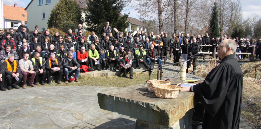 Nach über 20 Jahren endet die Tradition des Motorrad-Gottesdienstes an der Paul-Gerhardt-Kirche in Sennelager. Das Foto zeigt den 25. MoGo im Jahr 2013. Foto: Axel Langer