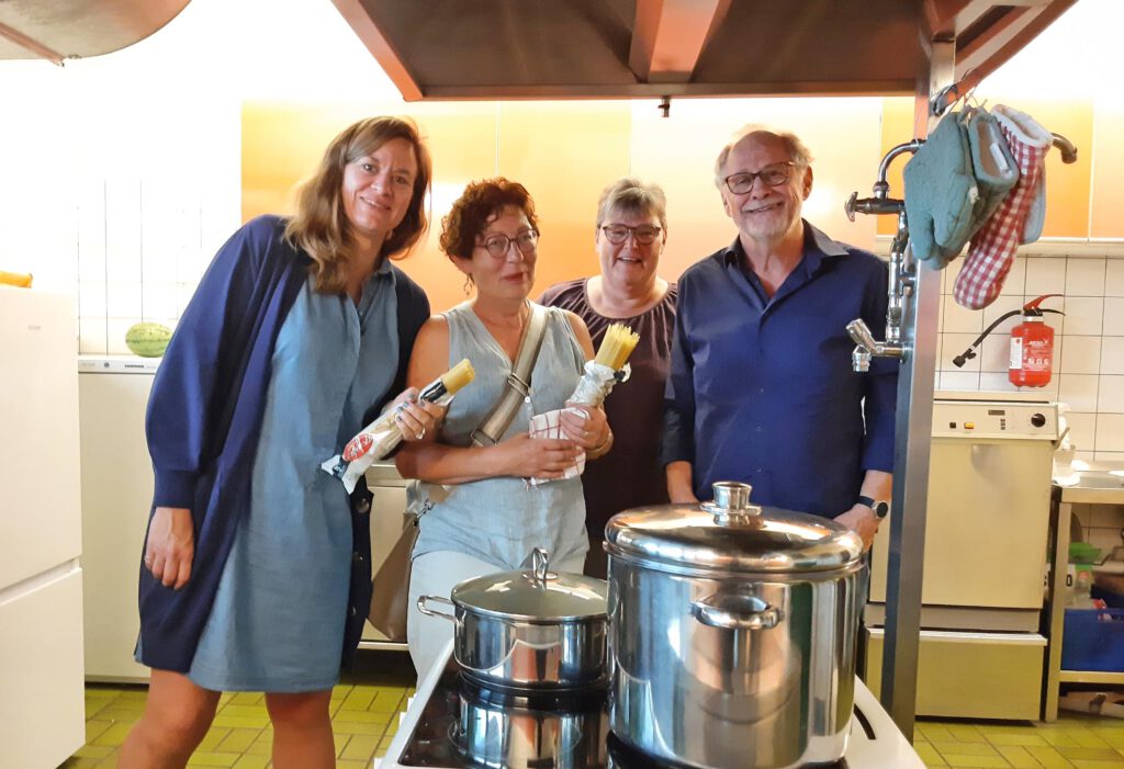 Ein fleißiges Team kümmerte sich um das Spaghetti-Kochen. Foto: Stephanus-Kirchengemeinde Borchen