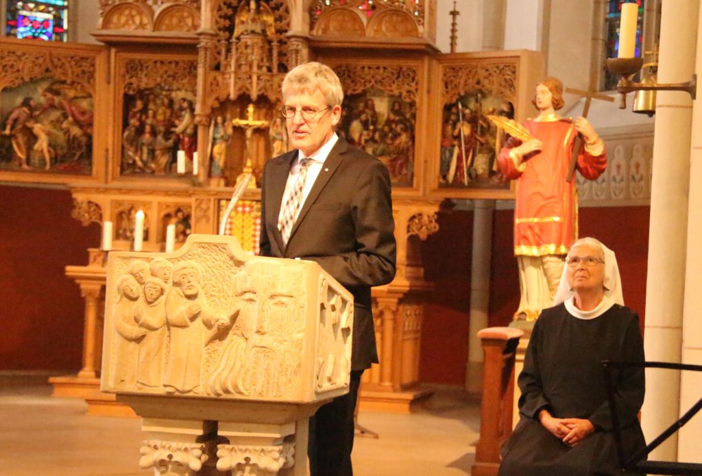 Superintendent Volker Neuhoff richtet ein Grußwort an die Teilnehmenden und lobt die sechs Schwestern als „lebendige Steine“. Foto: Burkhard Battran