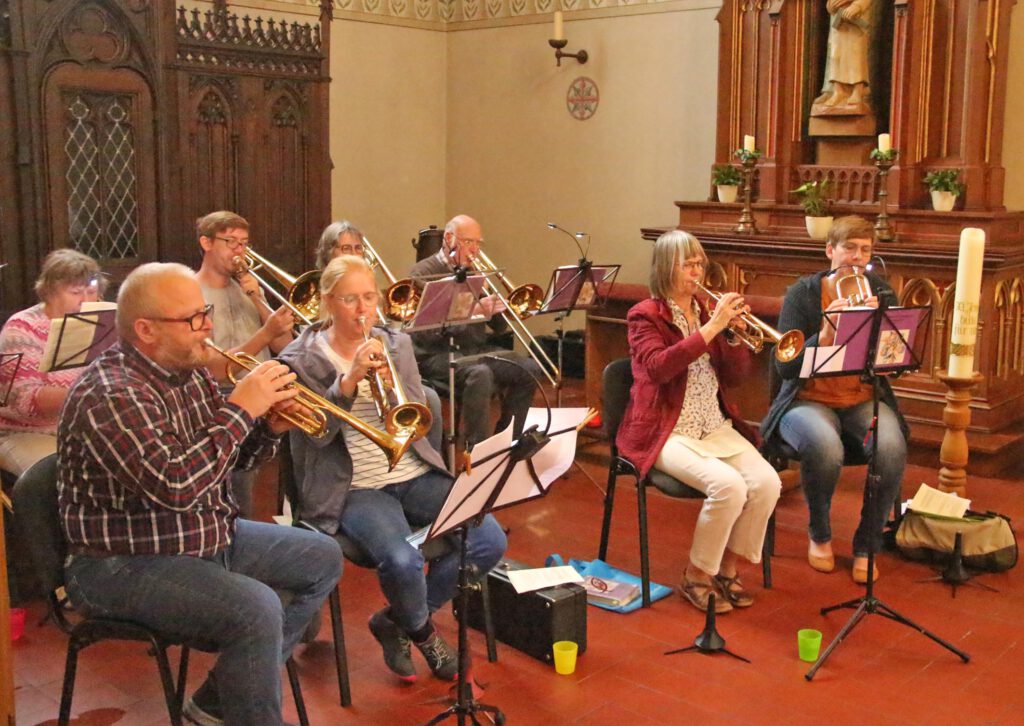 Der Posaunenchor Brakel-Marienmünster-Nieheim trägt zur musikalischen Begleitung bei. Foto: Burkhard Battran