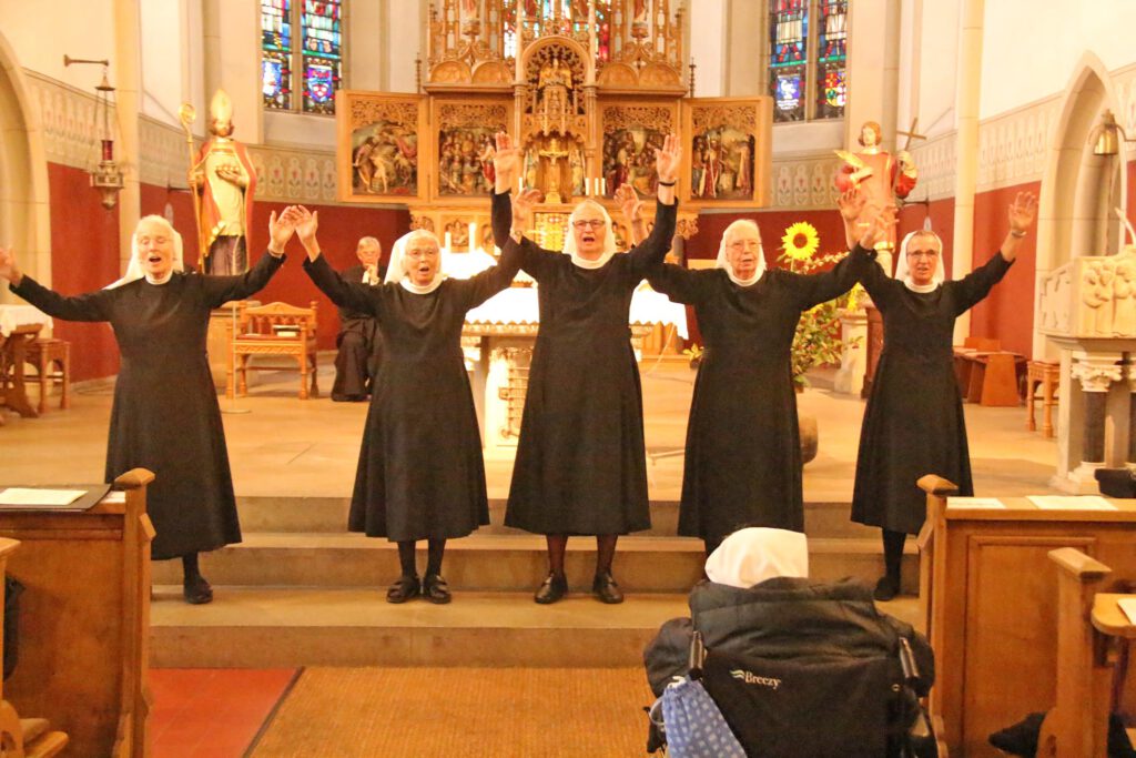 Die Zionsberg-Schwestern singen ein Segenslied. Foto: Burkhard Battran