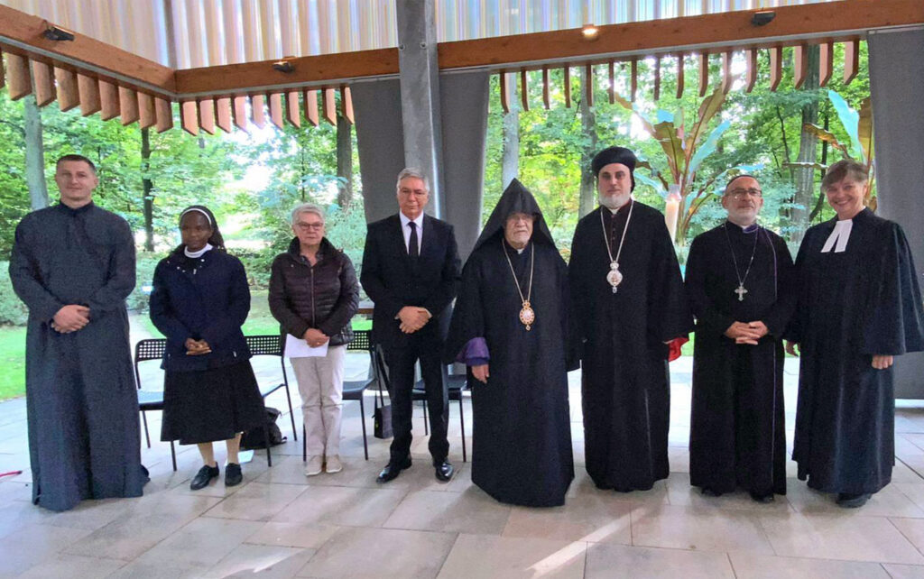 Feierten Gottesdienst im Zeichen von Versöhnung und Einheit: (v.l.n.r.) Diakon Goran Avramovic (Serbisch-Orthodoxe Kirche), Schwester Mary Grace, Adelheid Hoffbauer (beide Römisch-Katholische Kirche), Bezirksältester Kurt Meßmann (Neuapostolische Kirche), Metropolit Sebouh Sarkissian, (Armenisch-apostolischen Kirche), Mor Philoxenus Mattias Nayis, Chorepiskopos Simon Demir (Syrisch-orthodoxe Kirche) und Pfarrerin Antje Lütkemeier (Evangelische Kirche). Foto: Nuri Ayaz