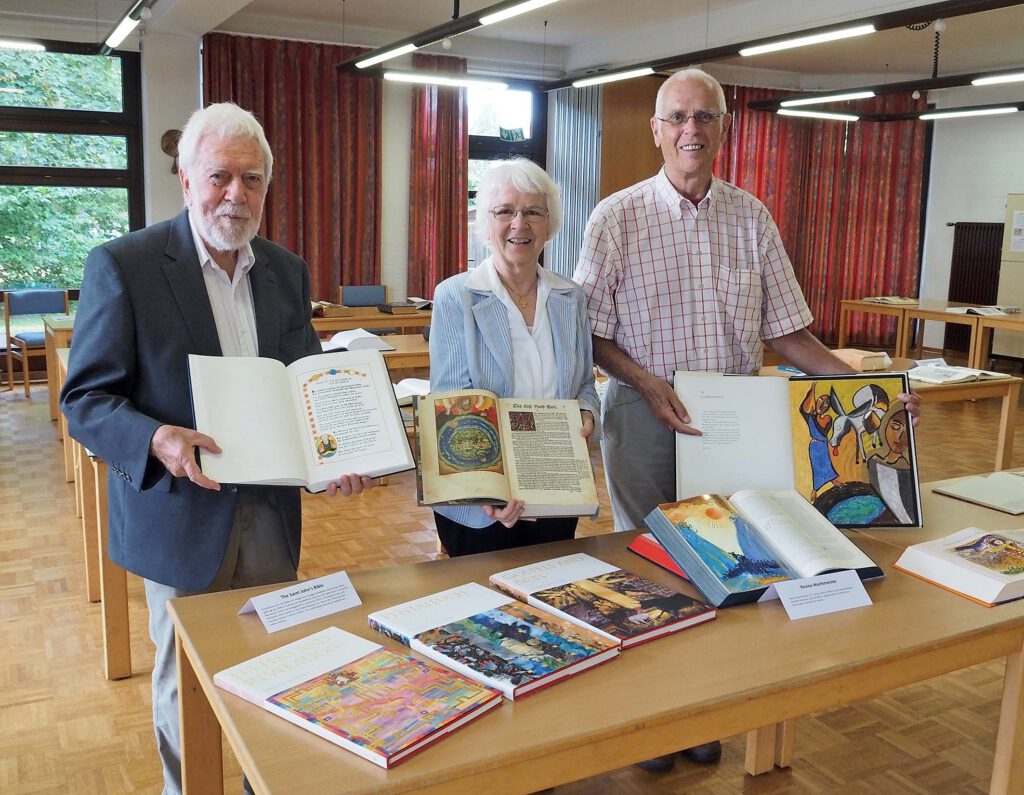 Sie stellten ihre Bibeln aus (von links): Hans Schulte mit seinem selbst geschriebenen und gestalteten Psalter, Irene Glaschick-Schimpf mit dem Nachdruck der Luther-Bibel von 1534 und Dr. Gotthard Friedrich mit einer Massai-Bibel. Foto: Evang.-Luth. Kirchengemeinde Elsen