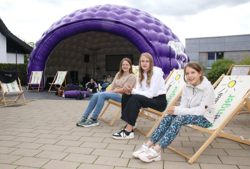 Nutzten die erste Station des „AirDomes“ im Kreis Paderborn am Rande des Katharinenmarktes in Delbrück aus, um die Möglichkeiten der aufblasbaren Veranstaltungshalle der evangelischen Jugend auszuprobieren (v. l.): Johanna, Maja und Paulina. Foto: Axel Langer