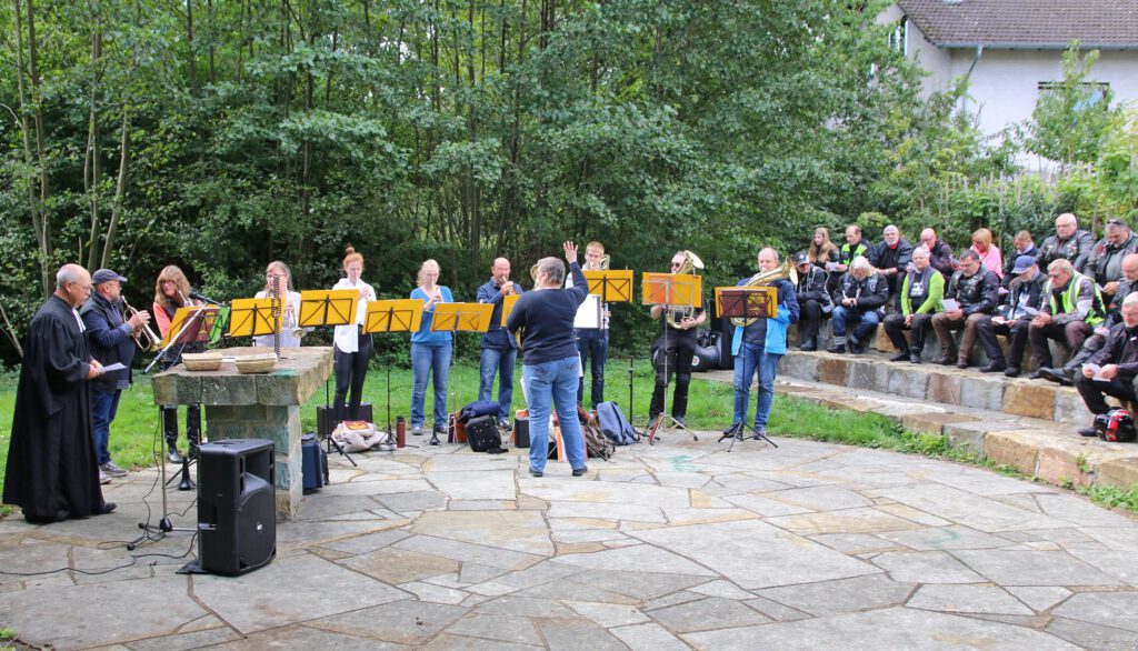 Nach über 20 Jahren fand der letzte Motorradgottesdienst in der Arena der evangelischen Paul-Gerhardt-Kirche in Sennelager statt. Rund 150 Besucher konnte Pfarrer Ulrich Grenz (l.) zu dem Freiluft-Gottesdienst begrüßen. Strahlte dieses Mal die Sonne, trotzten die Teilnehmer auch schon mal dem Regen oder sogar dem Schnee. Foto: Axel Langer