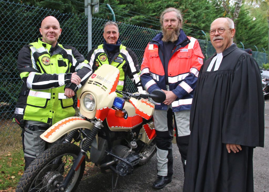 Die Ausfahrt im Anschluss an den MoGo wurde von der Motorradstaffel der Malteser aus Dortmund abgesichert. Pfarrer Ulrich Grenz (r.) setzt auf die Unterstützung von Pascal Ebers (v. l.), Thomas Ohm und Enrico Opitz. Foto: Axel Langer