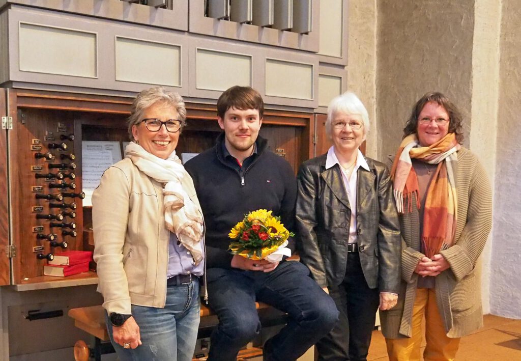 Im Gottesdienst wurde Evelyne Schubert (l.) aus ihrem Amt im Vorstand des Bezirksverbands verabschiedet. Silke Stoellger (r.) wurde als Mitglied im Vorstand des Bezirksverbands eingeführt. Kantor Tim Gärtner hatte die Orgel wunderbar erklärt. Irene Glaschick-Schimpf, die Vorsitzende des Bezirksverbands, bedankte sich sehr herzlich dafür. Foto: Ev. Frauenhilfe