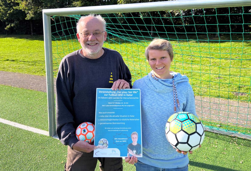 Wolfgang Dzieran (v. l.) und Lara Schröder laden zu der Veranstaltung im Lukas-Gemeindezentrum ein, die die Fußballweltmeisterschaft in Katar kritisch begleitet. Foto: EKP/Jan-Hendrik Noll