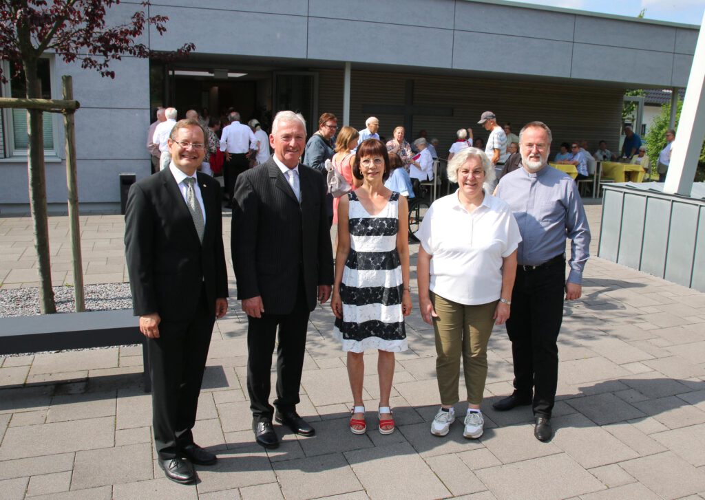 1972 wurde – vor inzwischen 50 Jahren – die evangelische Segenskirche eingeweiht. Mit einem Festgottesdienst wurde das Jubiläum gefeiert. Mit dabei (v. l.): Synodalassessor Gunnar Wirth, Kirchmeister Rainer Hippauf, Pfarrerin Gabriele Hische, die stellvertretende Bürgermeisterin Anita Papenheinrich und Diakon Johannes Koch. Foto: Axel Langer