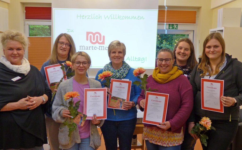 Haben die Schulung bei Sandra Wiedey (l.) und Sandra Jakob (2. v. r.) erfolgreich abgeschlossen: Gaby Wördehoff, Nicoleta Zelici, Marion Löhr, Sandra Trachternach und Anna Lena Wand. Foto: Familienzentrum