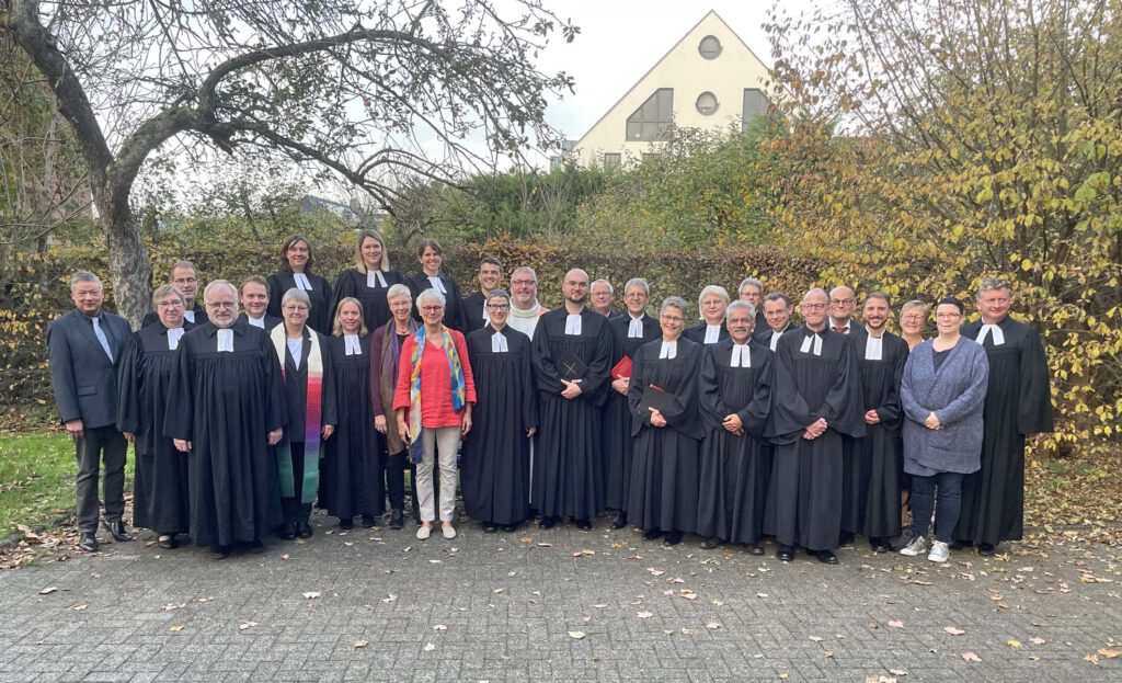 Pfarrer im Probedienst Jan-Philipp Zymelka (vorne Mitte) wurde in einem Festgottesdienst durch Superintendent Volker Neuhoff (rechts neben ihm) ordiniert. Foto: Privat