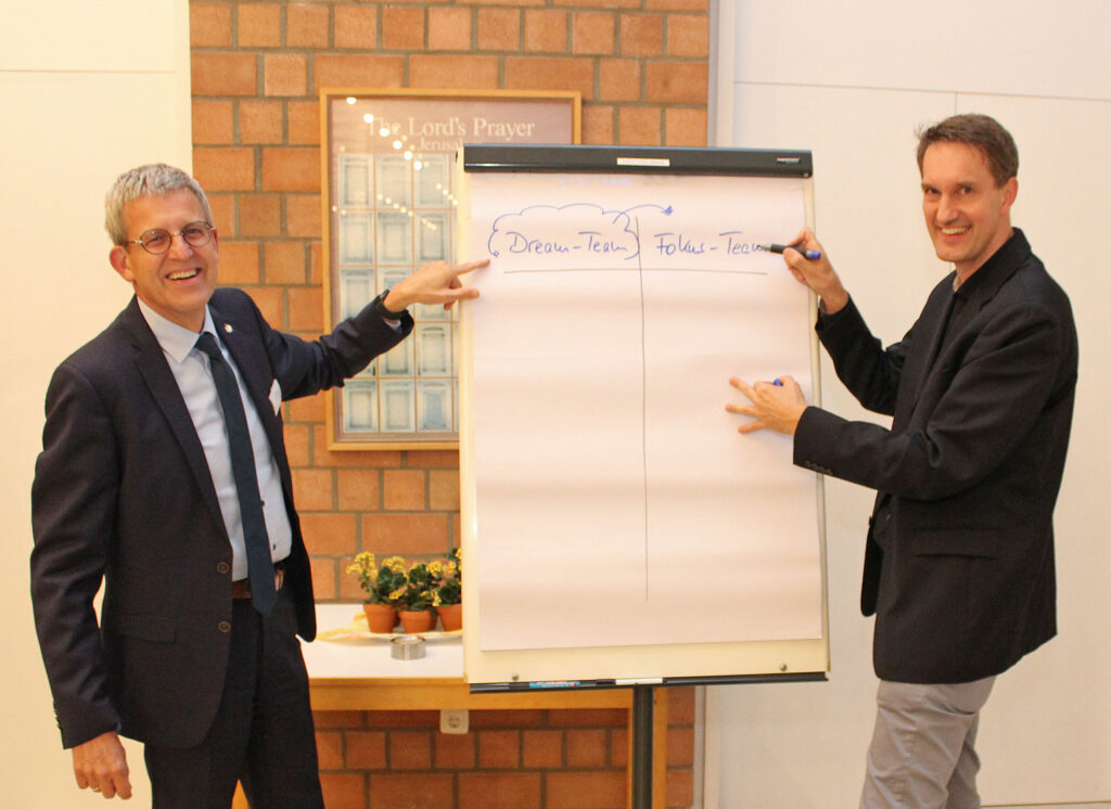 Superintendent Volker Neuhoff (l.) und Dr. Hubertus von Stein (r.) erläuterten beim Auftakt der Zukunftswerkstätten des Evangelischen Kirchenkreises Paderborn die Zielsetzung und die Arbeitsweise Foto: EKP/Oliver Claes