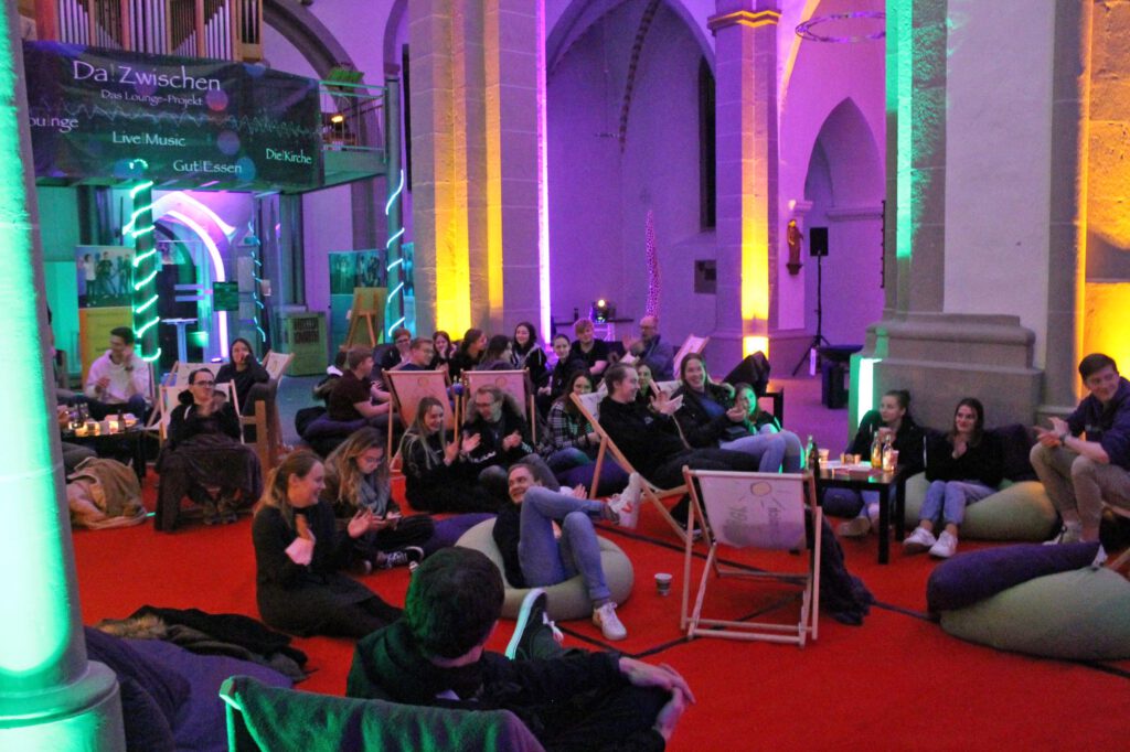 Entspannte Lounge-Atmosphäre in einer historischen Kirche und spirituelle Angebote: So wie im letzten Jahr in der Kirche Maria im Weinberg in Warburg wird am 19. November zum Lounge-Projekt „Da!Zwischen“ der evangelischen Jugend in die Kilianikirche in Höxter eingeladen. Foto: Archiv/Jugendreferat