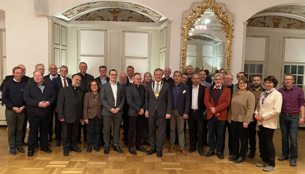 Zu einem Austausch über aktuelle Themen lud Paderborns Bürgermeister Michael Dreier Vertreterinnen und Vertreter von Religionen ins Neuhäuser Schloss ein. Foto: Stadt Paderborn/Jens Reinhardt