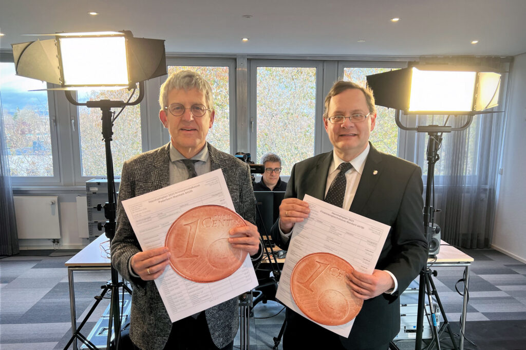 Im Evangelischen Kirchenkreis Paderborn kommt es in Zukunft auf jeden Cent an. Das wurde auf der digitalen Finanzsynode, die von Superintendent Volker Neuhoff (l.) und Synodalassessor Gunnar Wirth (r.) geleitet wurde, deutlich. Technisch umgesetzt hatte die Online-Tagung Hansjörg Wenzel (M.) von der Firma David Heuer Broadcast & Event. Foto: EKP/Jan-Hendrik Noll