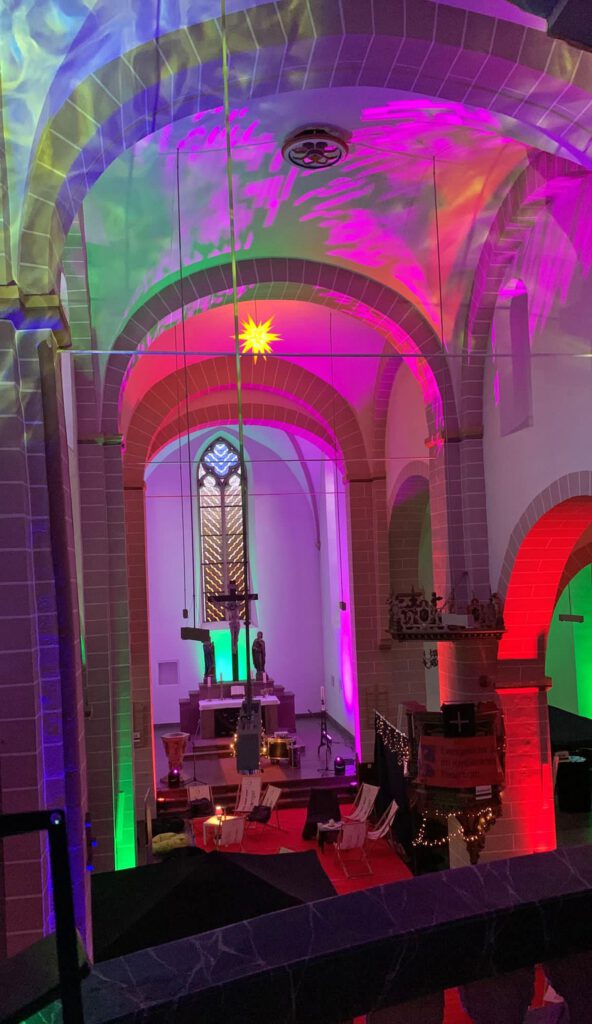 Die Lichtinszenierung trug zur entspannten Lounge-Stimmung in der Kilianikirche bei.Foto: Jugendreferat 