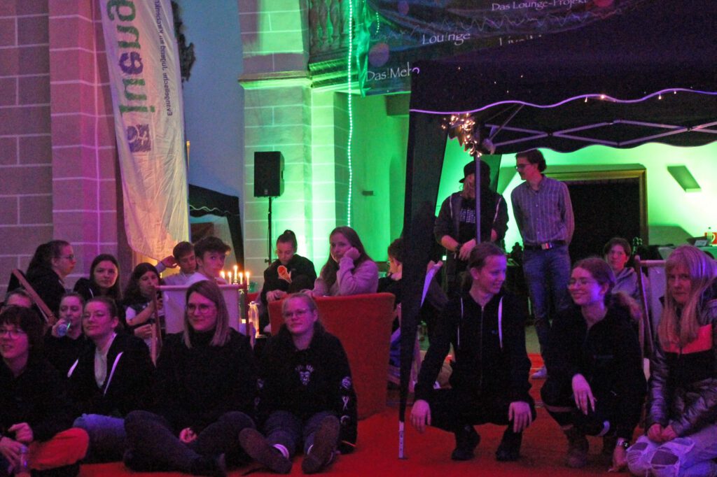 Volles Haus: 80 jungen Menschen haben am Lounge-Projekt „Da!Zwischen“ der evangelischen Jugend in der Kilianikirche in Höxter teilgenommen.Foto: Jugendreferat 