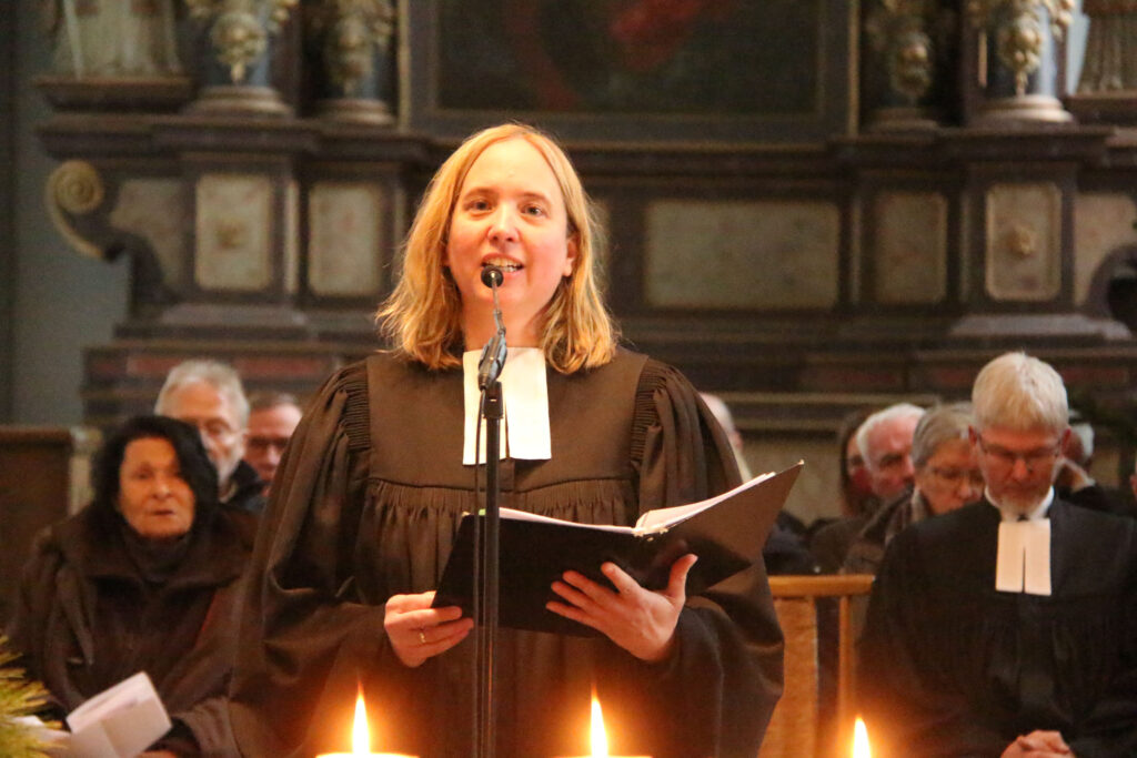 Katrin Pferdmenges hält in der evangelischen Kirche Maria im Weinberg in Warburg ihre erste Predigt als ordinierte Pfarrerin.Foto: Burkhard Battran 