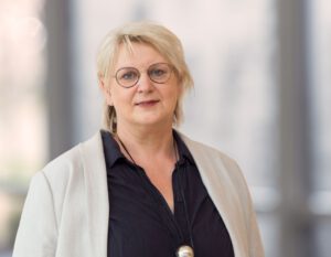 Pfarrerin Friedhilde Lichtenborg wird durch Superintendent Volker Neuhoff ordiniert und in die Kreispfarrstelle für Krankenhausseelsorge eingeführt.Foto: KHWE 