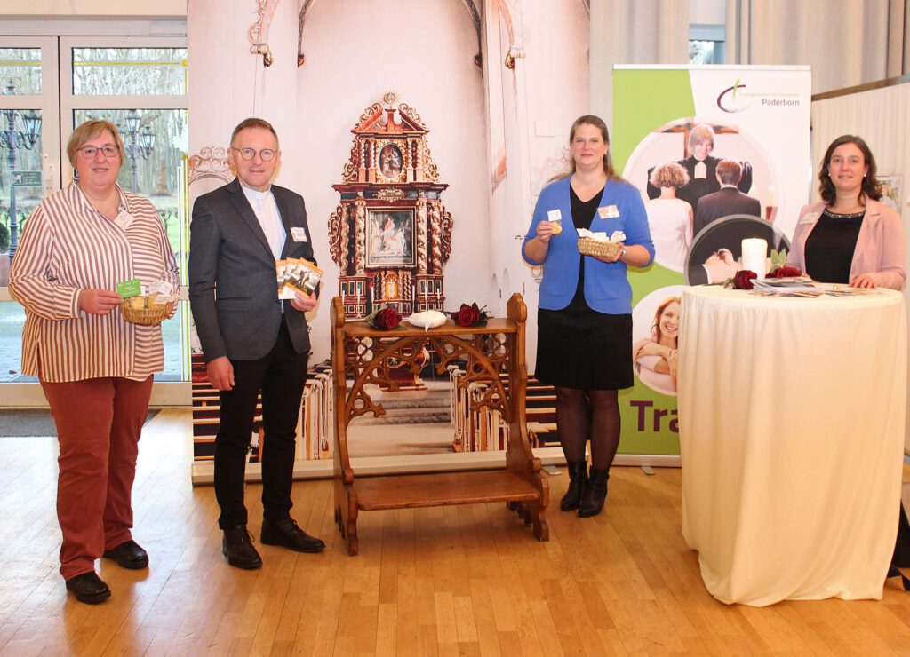 Informierten am ökumenischen Stand auf der Hochzeitsmesse: (v. l.) Pfarrerin Elke Hansmann, Dechant Benedikt Fischer, Astrid Fichtner-Wienhues und Pfarrerin Patrizia Müller.Foto: EKP/Oliver Claes 