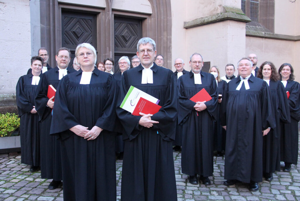 Mehr als 20 Pfarrerinnen und Pfarrer begleiteten die Ordination von Krankenhauspfarrerin Friedhilde Lichtenborg durch Superintendent Volker Neuhoff.Foto: Burkhard Battran 