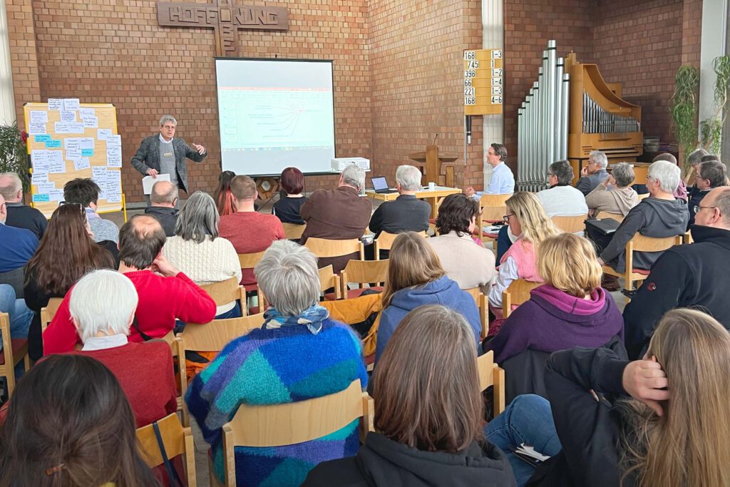 Superintendent Volker Neuhoff, hier auf der letzten Zukunftswerkstatt im Januar, lädt zur nächsten Zukunftswerkstatt des Evangelischen Kirchenkreises Paderborn am 18. Februar ein. Foto: EKP/Jan-Hendrik Noll