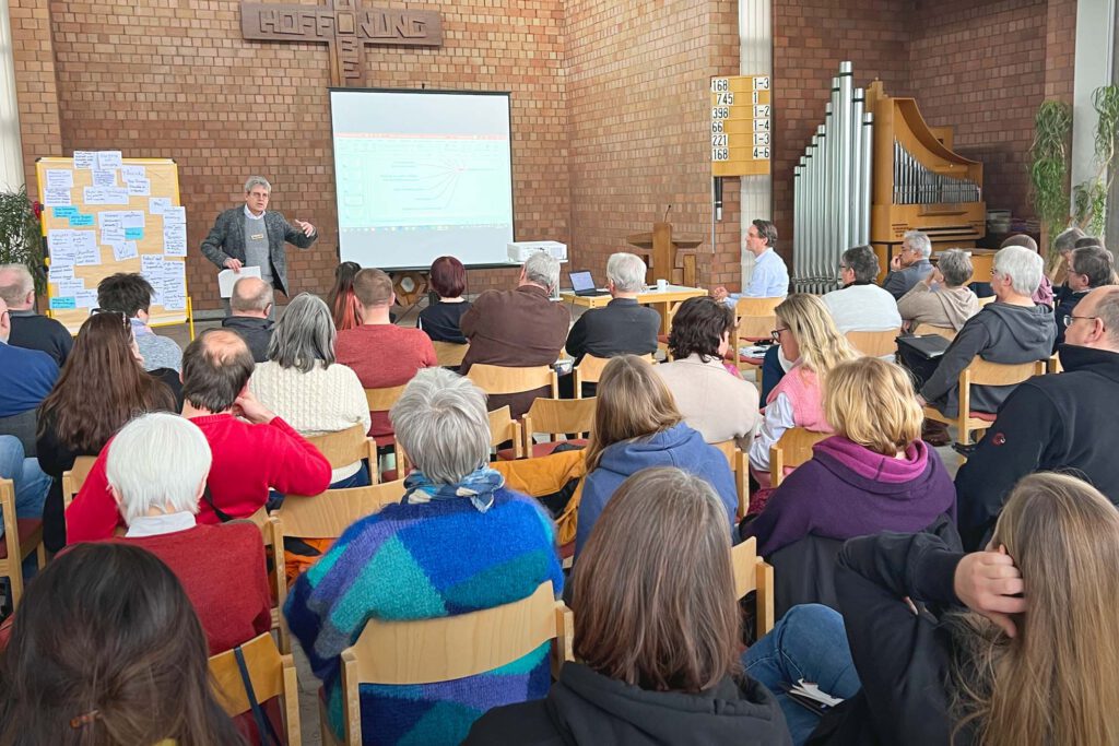 Superintendent Volker Neuhoff, hier auf der letzten Zukunftswerkstatt im Januar, lädt zur nächsten Zukunftswerkstatt des Evangelischen Kirchenkreises Paderborn am 18. Februar ein. Foto: EKP/Jan-Hendrik Noll 