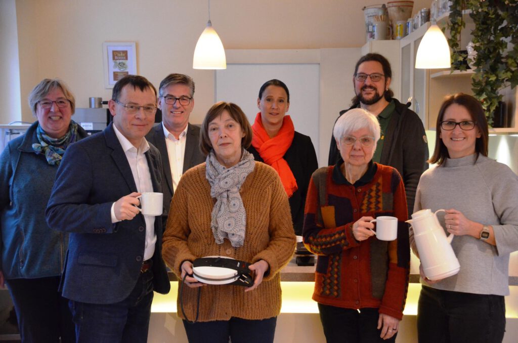 Auf die Wiedereröffnung des Cafés freuen sich (v. l.) Pfarrerin Elke Hansmann (Ev. Kirchenkreis Paderborn), Pfarrer Dr. Eckhard Düker, (Ev. Kirchengemeinde am Abdinghof), Küster Frank Schubert (Ev. Kirchengemeinde am Abdinghof), Koordinatorin Doris Moosburger (Tafelausgabe am Abdinghof), Vorständin Vanessa Kamphemann (Diakonie-Höxter e.V.), Presbyterin Annette Kohle (Ev. Kirchengemeinde am Abdinghof), Einrichtungsleiter Andreas Beisbart (Bodelschwingh-Haus der Perthes- Stiftung), Einrichtungsleiterin Irina Wichert (Familienzentrum Abdinghof).Foto: Abdinghof-Pfarrbezirk 