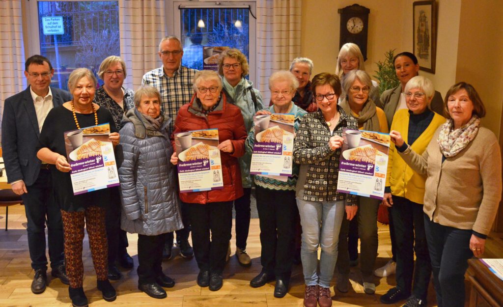 Engagieren sich für das Café Abdinghof: Ehrenamtliche Helferinnen und Helfer sowie Vertreterinnen und Vertreter der beteiligten Institutionen.Foto: Abdinghof-Pfarrbezirk 