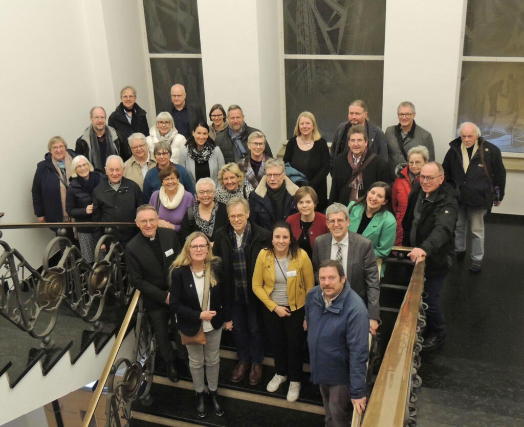 Teilnehmende und Organisatoren der 8. Paderborner Sozialkonferenz, die deutliche Vorschläge an die Kommunalpolitik formulierte.Foto: Bündnis 