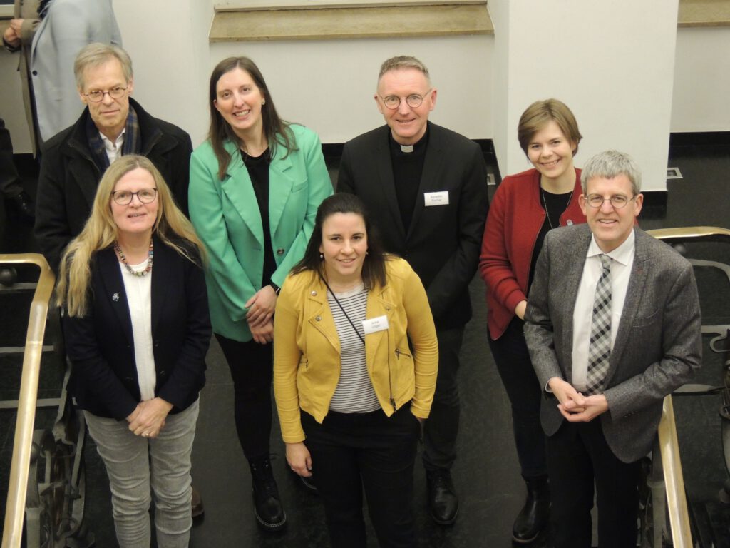 Das Organisationsteam der 8. Paderborner Sozialkonferenz: (hinten von links nach rechts) Professor Dr. Günter Wilhelms, Theologische Fakultät Paderborn; Claudia Schwarz, Sozialinstitut Kommende Dortmund; Benedikt Fischer, Dechant des Dekanates Paderborn; Ina Reber, DGB OWL sowie (vorne von links nach rechts) Susanne Bornefeld, Evangelischer Kirchenkreis Paderborn; Anke Unger, DGB OWL, und Volker Neuhoff, Superintendent Evangelischer Kirchenkreis Paderborn.Foto: Bündnis 