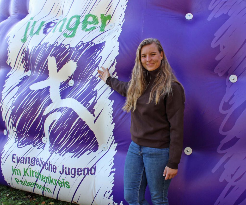 Jugendreferentin Charlotte Nolte setzt bei der Arbeit im „Dome“, der aufblasbaren Veranstaltungshalle der evangelischen Jugend, auf die Beteiligung der Jugendlichen.Foto: EKP/Oliver Claes
