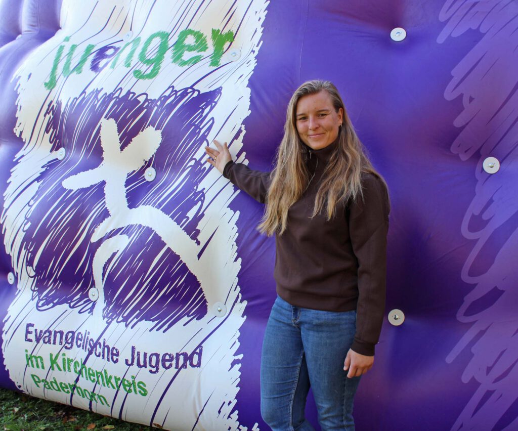 Jugendreferentin Charlotte Nolte setzt bei der Arbeit im „Dome“, der aufblasbaren Veranstaltungshalle der evangelischen Jugend, auf die Beteiligung der Jugendlichen.Foto: EKP/Oliver Claes 