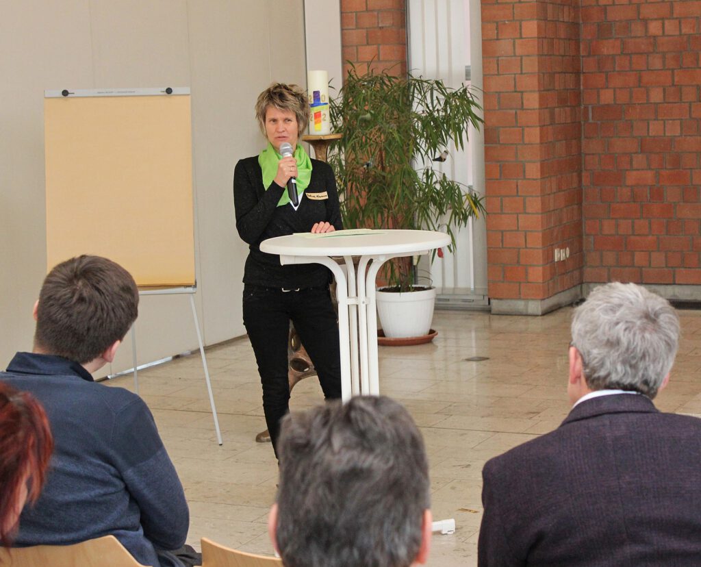 Sabine Kramm, stellvertretende Bürgermeisterin der Stadt Paderborn, formulierte drei provokante Thesen. Eine davon lautete: „Weniger geschlossene Gesellschaft, mehr bunte Vielfalt“. Foto: EKP/Oliver Claes